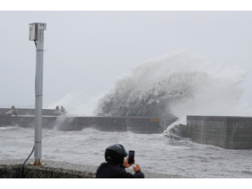 Taivaną pasiekė taifūnas „Koinu“, atnešęs smarkius vėjus ir lietų