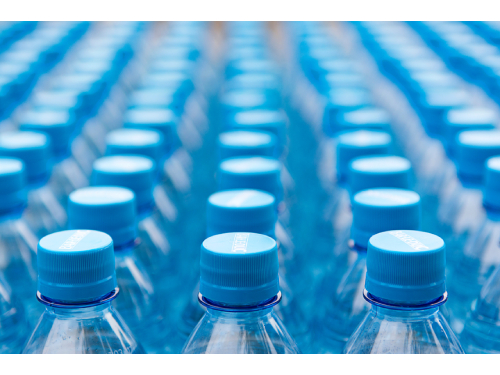 Nuo liepos įsigalios draudimas tiekti rinkai plastikinius butelius ir kombinuotą gėrimų tarą su nepritvirtintais iš plastiko pagamintais dangteliais